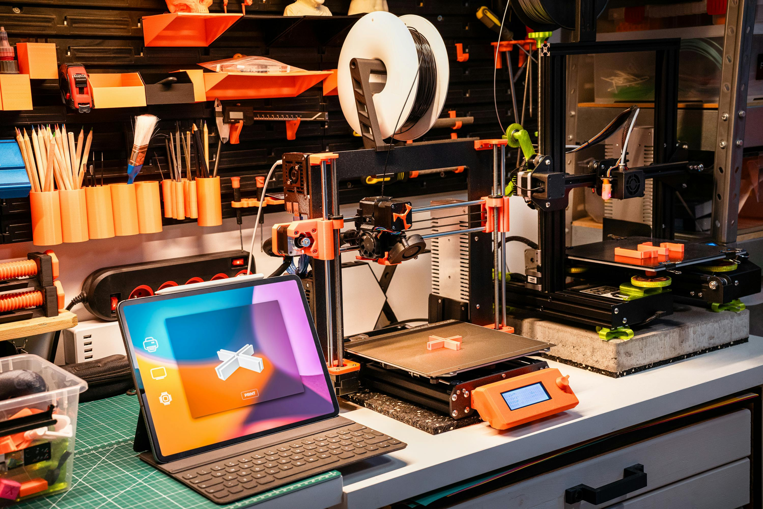 3D printers and design software in a professional workshop used for printer repair, maintenance, troubleshooting, and technical support.